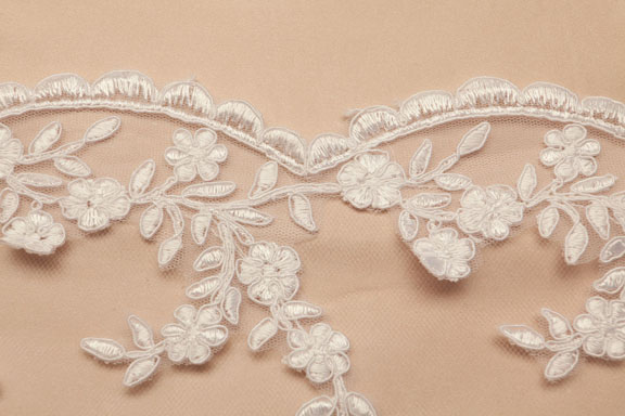 1 Tier Fingertip Length Lace #4 Edge Wedding Veil 7-361-B4L - Click Image to Close